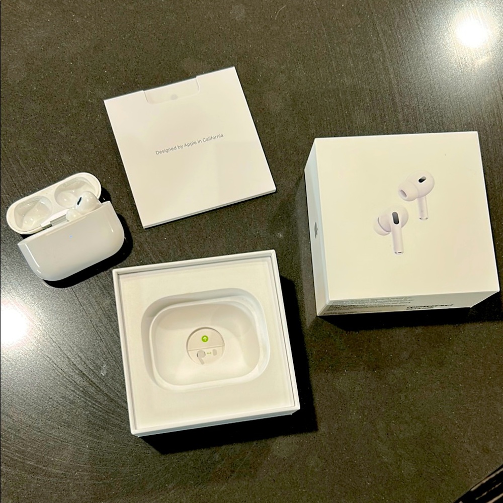 1 right AirPod Apple White Wireless Earbuds. Used. Authentic. Noise cancelling